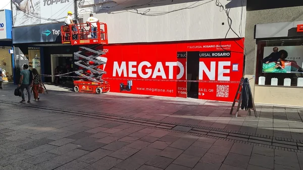 Se libra en la peatonal caliente batalla por la marca Megatone